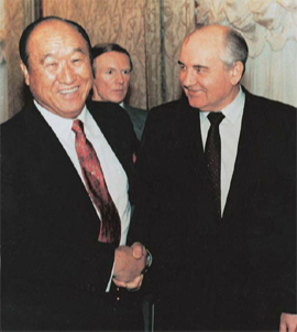 1990년 4월11일 소련 모스크바를 방문한 문선명 총재(왼쪽)가 크렘린궁에서 미하일 고르바초프 공산당 서기장을 만나 악수하고 있다. 문 총재는 이후 고르바초프와 당시 레이건 미국 대통령의 만남을 주선해 냉전 종식에 기여했다. 