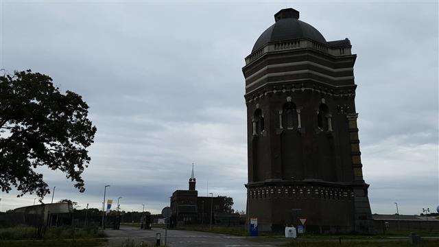 네덜란드 헤이그의 상수도회사 뒤네아(Dunea) 물 생산지 입구에 있는 배수탑. 이곳 시민들이 처음 사구(모래언덕) 물을 끌어올려 사용하기 시작한 1874년 세워져 지금도 비상용 물을 저장하는 시설로 쓰이고 있다.