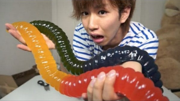 일본 인기 유튜버 하지메 샤초의 대형젤리 먹방 영상. 이 영상은 1억2000만회의 조회수를 올렸다. /사진=하지메 샤초 유튜브 갈무리