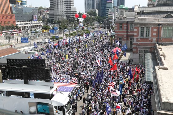 지난해 6월 15일 오후 서울역 광장에서 대한애국당(우리공화당 전신)의 주최로 128차 태극기 집회가 진행됐다. 장진영 기자