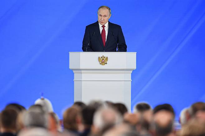 블라디미르 푸틴 러시아 대통령이 15일(현지시간) 모스크바 의회에서 연례 국정연설을 하고 있다. 모스크바|신화연합뉴스