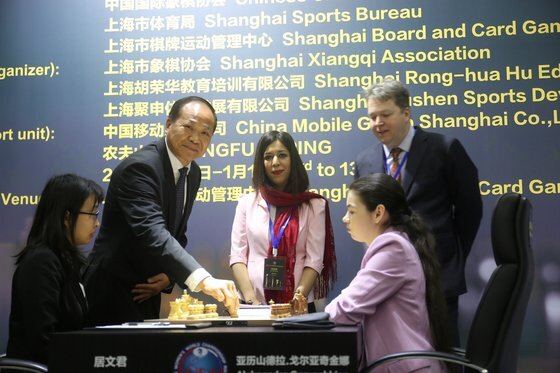 이란 체스 심판 쇼흐레 바야트가 지난 6일 중국 상하이에서 열린 ‘2020 여성 세계 체스 챔피언십’ 심판을 보고 있다. 그는 히잡을 머리 끝에 걸쳐 앞에서 보면 히잡을 쓰지 않은 것처럼 보인다. [로이터=연합뉴스］