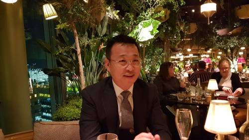 최근 문을 연 런던 '포틴 힐스' 식당의 김신태 총지배인 (런던=연합뉴스) 박대한 특파원 = 지난해 말 런던 금융 중심가에 문을 연 '포틴 힐스'(14 Hills)는 '모던 브리티시' 식당이다. 이곳에서 연합뉴스와 인터뷰하는 김신태 총지배인의 모습. 2020.1.19 pdhis959@yna.co.kr