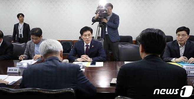 노형욱 실장이 정부서울청사에서 코로나바이러스 긴급회의를 주재하고 있다. 박지혜 기자