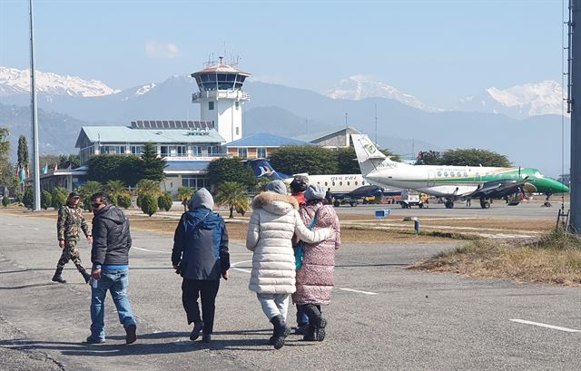 네팔 안나푸르나에서 눈사태로 실종된 한국인 교사 4명의 가족들이 20일 오전(현지시간) 헬리콥터를 타고 사고 현장을 둘러본 뒤 포카라공항으로 돌아오고 있다. 연합뉴스.