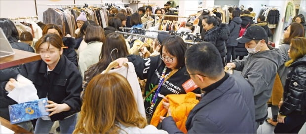 지난 14일 밤 서울 동대문에 있는 도매상가 ‘apM 플레이스’가 중국인 쇼핑객들로 북적이고 있다. 중국인들은 동대문시장이 활기를 되찾는 데 중요한 역할을 하고 있다.  /강은구  기자  egkang@hankyung.com