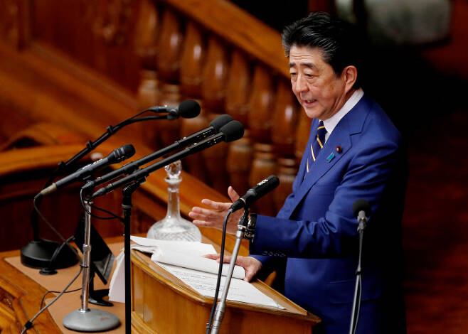 아베 신조 일본 총리가 20일 정기국회 개원에 맞춰 중의원에서 시정방침 연설을 하고 있다. 도쿄|로이터연합뉴스