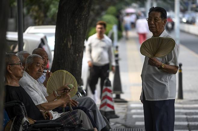 출산율은 줄고, 노인 인구가 크게 늘기 시작한 중국. /AFPBBNews=뉴스1