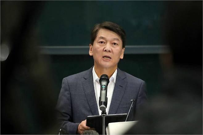 정계 복귀를 선언한 바른미래당 안철수 전 의원의 19일 인천공항을 통해 귀국한 뒤 기자회견을 하고 있다. 박종민기자