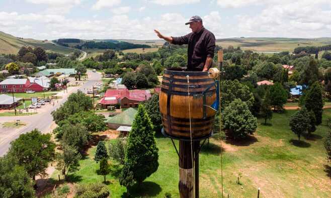 25m 기둥 위 나무통에서 67일째 사는 남아공 남성, 이유는?