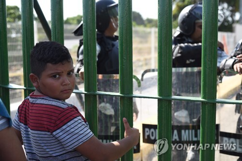 멕시코-과테말라 국경의 온두라스 이민자 [AFP=연합뉴스]