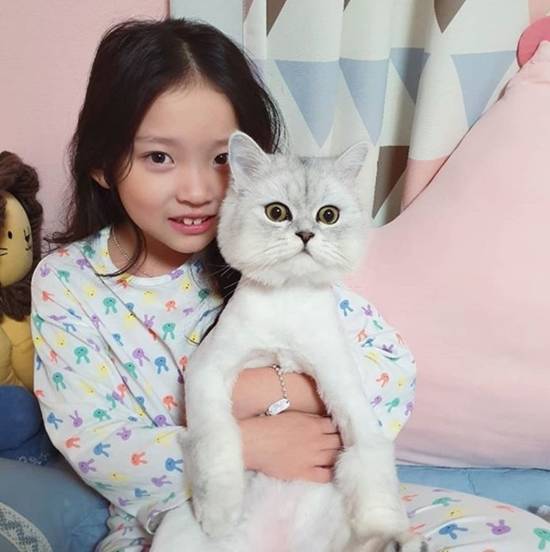 구사랑 소속사 관계자는 "건강한 비판에서 끝나길 간절히 바란다"며 도를 넘은 악플을 우려했다. /구사랑 SNS