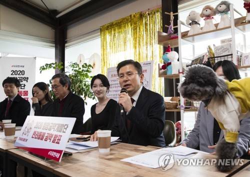 반려동물 공약 발표하는 황교안 대표 (서울=연합뉴스) 윤동진 기자 = 자유한국당 황교안 대표가 21일 오후 서울 마포구 반려견 동반카페 마포다방에서 '2020 희망공약개발단 반려동물 공약' 발표를 하고 있다. mon@yna.co.kr