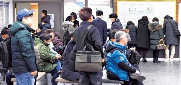 구직자들이 지난 17일 서울 도화동 서부고용복지플러스센터에서 실업급여 신청을 위해 기다리고 있다. /신경훈 기자 khshin@hankyung.com