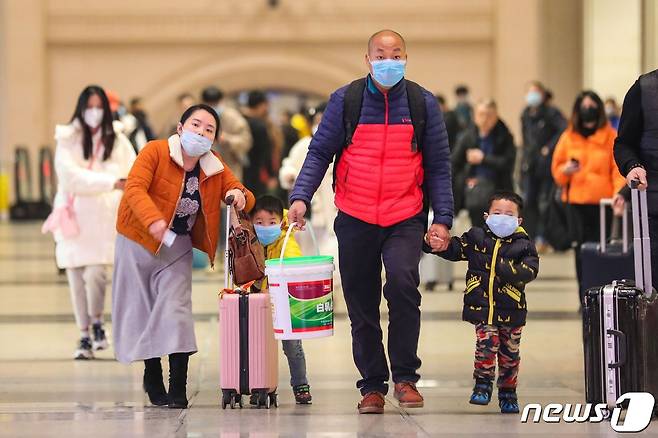 지난 21일(현지시간) 중국 후베이성 우한시의 한 지하철역에서 신종 코로나바이러스인 우한 폐렴의 감염을 피하기 위해 춘제 귀성객들이 마스크를 쓰고 있다. © AFP=뉴스1 © News1 우동명 기자
