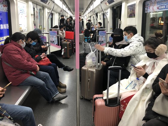 지난 21일 중국 후베이성 우한시의 지하철에서 대부분 시민들이 마스크를 쓰고 있다. [연합뉴스]