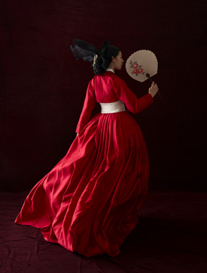 김영진 디자이너가 의상 작업을 한 오페라 ‘동백꽃 아가씨’의 포스터 이미지. 강렬한 붉은빛으로 주인공을 표현했다. 국립오페라단 제공