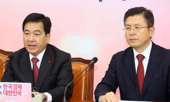 자유한국당 심재철 원내대표가 23일 국회에서 열린 최고위원회의에서 발언하고 있다. 오른쪽은 황교안 대표. 연합뉴스 자유한국당 심재철 원내대표가 23일 국회에서 열린 최고위원회의에서 발언하고 있다. 오른쪽은 황교안 대표. 연합뉴스