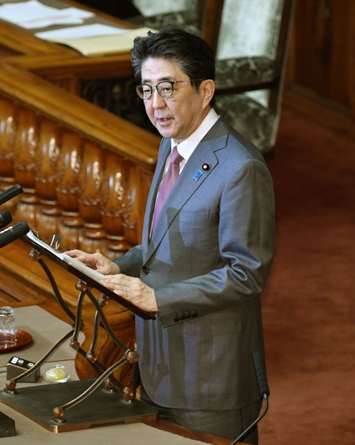 (도쿄 교도=연합뉴스) 아베 신조 일본 총리가 24일 참의원 본회의의 대정부 질의 세션에서 답변하고 있다.