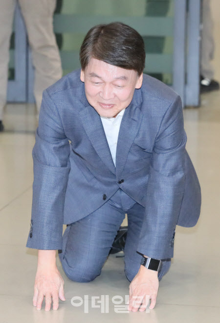 안철수 전 국민의당 대표가 19일 오후 인천국제공항 제1여객터미널을 통해 귀국한 뒤 절을 하고 있다. (사진=이데일리DB)