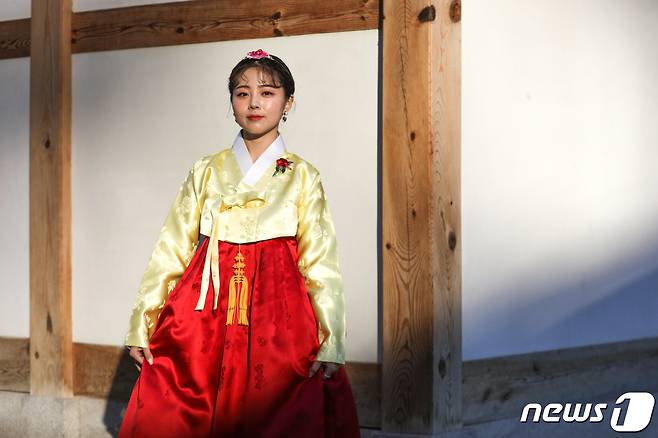 가수 HYNN(박혜원)이 21일 오후 서울 종로구 청진공원 앞에서 뉴스1과 인터뷰에 앞서 포즈를 취하고 있다. © News1 성동훈 기자