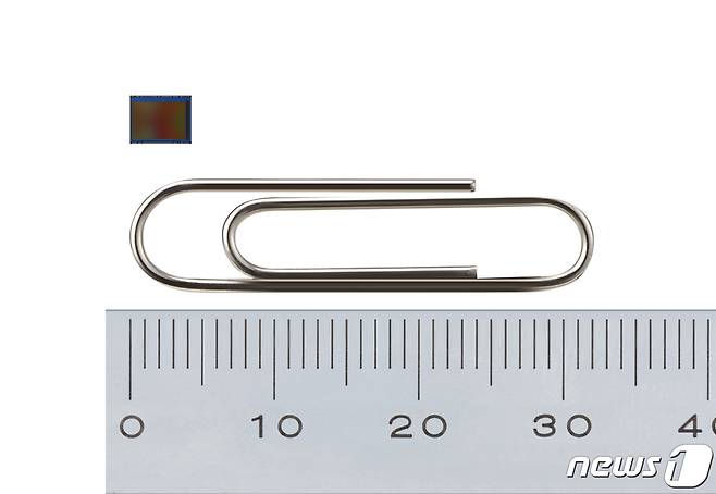 삼성전자가 0.7㎛(마이크로미터, 100만분의1미터) 픽셀 크기를 구현한 모바일 이미지센서 '아이소셀 슬림 GH1'을 24일 공개했다. '아이소셀 슬림 GH1'은 0.7㎛ 픽셀로 4,370만 화소를 구현한 제품이다. (삼성전자 제공) 2019.9.24/뉴스1