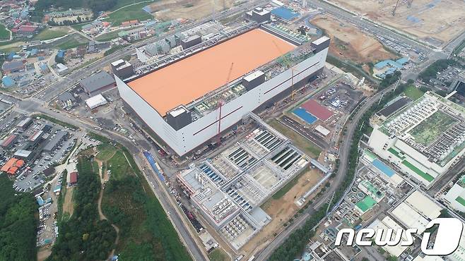 SK하이닉스가 지난해 4월 착공해 10월 준공식을 마친 충북 청주사업장의 M15 공장 전경.SK하이닉스 제공) © News1