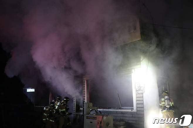 경남 밀양 무안면의 한 주택에서 26일 오전 4시께 방화로 추정되는 화재가 발생했다.(밀양소방서 제공). ? 뉴스1