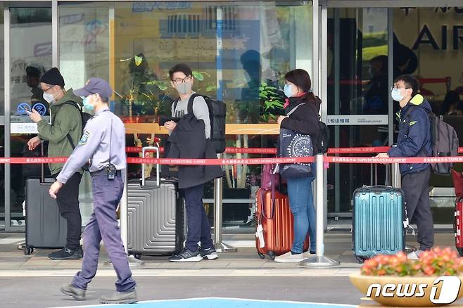 대만 타이페이의 한 공항으로 입국하는 여행객들이 모두 마스크를 쓰고 있다. © AFP=뉴스1