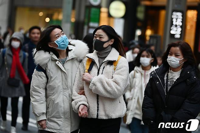 '우한폐렴' 신종 코로나바이러스가 전세계로 확산되는 가운데 관광지로 유명한 일본 도쿄 긴자거리에서 사람들이 마스크를 쓰고 다니고 있다. © AFP=뉴스1