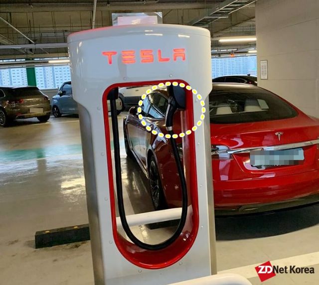 25일 지디넷코리아가 스타필드 하남 쇼핑몰서 포착한 모습. 테슬라 모델 S 차량이 슈퍼차저 충전기 없이 충전을 위한 공간에 장기 주차됐다. (사진=지디넷코리아)