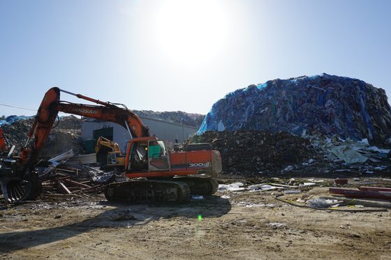 2018년 12월 5일 경북 의성군 단밀면 한국환경산업개발 매립장에 쌓인 쓰레기 더미 사이로 중장비가 오가고 있다. 의성=김정석기자