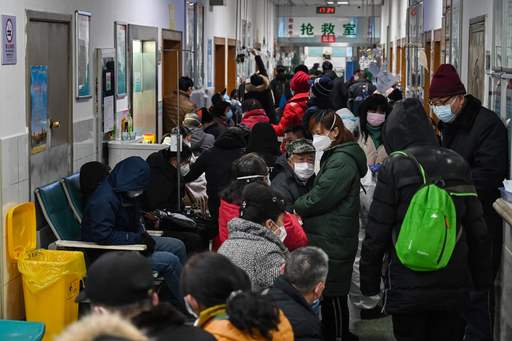 마스크를 쓴 환자들이 25일 중국 우한 적십자병원 복도에 몰려들어 검진 차례를 기다리고 있다. 우한 AFP=연합뉴스