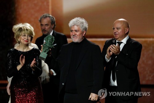 25일 스페인 말라가에서 열린 스페인 영화아카데미의 고야상 시상식에서 최우수작품상을 수상한 페드로 알모도바르 감독(가운데) [로이터=연합뉴스]