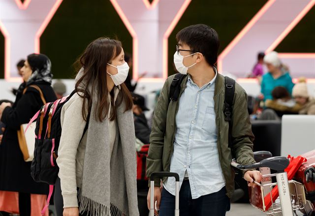 신종 코로나바이러스 감염증이 전 세계로 확산하는 가운데 27일 캐나다 토론토 피어슨 공항에 여행객들이 마스크를 끼고 있다. 토론토=AFP 연합뉴스
