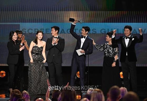 LOS ANGELES, CALIFORNIA - JANUARY 19: (L-R) So-dam Park, Sun-kyun Lee, Woo-sik Choi, Kang-ho Song, and Jeong-eun Lee accept Outstanding Performance by a Cast in a Motion Picture for 'Parasite' onstage during the 26th Annual Screen Actors?Guild Awards at The Shrine Auditorium on January 19, 2020 in Los Angeles, California. 721359 (Photo by Kevork Djansezian/Getty Images for Turner