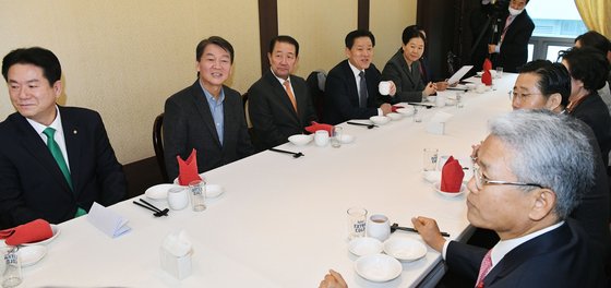 바른미래당 안철수 전 대표(왼쪽 두 번째)가 28일 서울 여의도 한 식당에서 당 의원들과 오찬 간담회를 갖고 있다. 임현동 기자