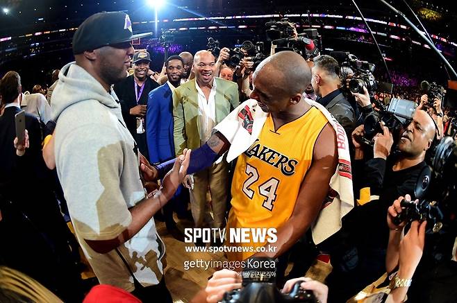 ▲ 라마 오덤(왼쪽)이 옛 동료 코비 브라이언트(오른쪽) 은퇴전을 찾아 축하해주고 있다.