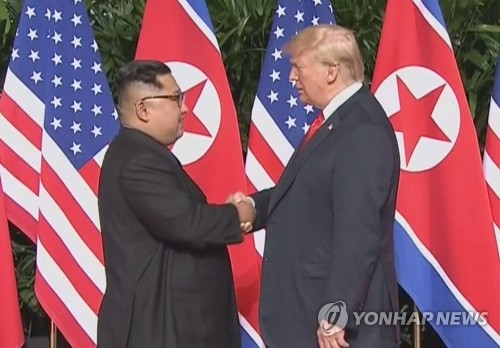 2018년 6월 12일 싱가포르에서 열린 북미정상회담서 악수하는 도널드 트럼프 미국 대통령과 김정은 북한 국무위원장 [연합뉴스 자료사진]