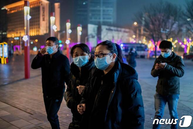 중국 베이징에서 마스크를 쓴 사람들이 거리를 다니고 있다. © AFP=뉴스1