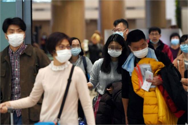 민족 최대 명절인 설날과 중국 춘절기간인 25일 인천국제공항 입국장에 관광객들이 마스크를 착용 한 채 입국을 하고 있다.  중국발 신종 코로나바이러스로 인한 '우한 폐렴' 사망자가 중국에서 증가하고 있다. 이한형기자