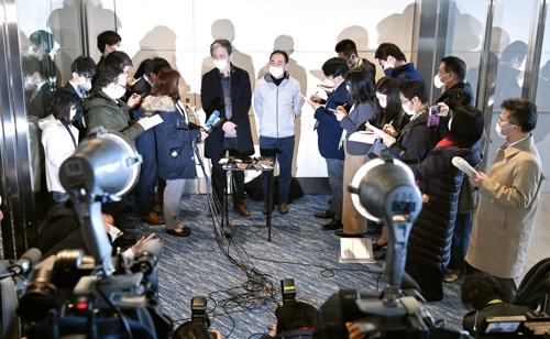 우한에서 귀국한 일본인 (도쿄 교도=연합뉴스) 중국 우한(武漢)시에 머물다 일본 정부 전세기로 도쿄(東京) 하네다(羽田)공항으로 돌아온 일본상공회의소 임원들이 공항에서 취재에 응하고 있다.