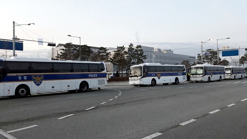 국가공무원인력개발원 주변에 늘어선 경찰 버스 [촬영 박종국]