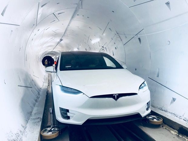 지하 터널 안에 있는 테슬라 모델 X의 모습 (사진=일론머스크 트위터)