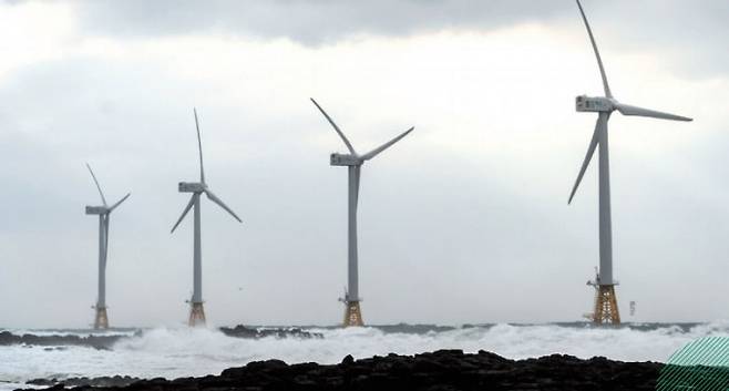 제주시 한경면 두모리 해안가에서 60~120m 떨어진 바다에 설치된 3MW급 풍력발전기. 2017년 국내에서 처음 운영된 해상풍력발전 시설인 탐라해상풍력발전단지의 풍력발전기들이다. 이규철 제공