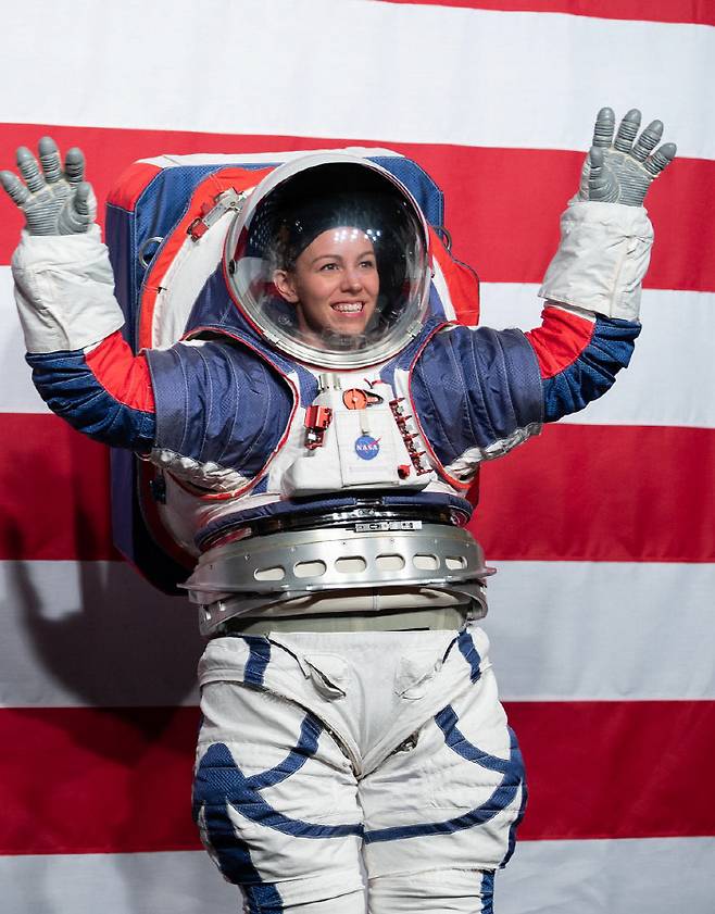 지난해 10월 공개된 아르테미스 계획용 신형 우주복. 팔 같은 관절이 기존 우주복보다 더 원활하게 돌아가 달 기지를 짓고 운영할 때 우주인이 편하게 움직일 수 있도록 고안됐다. 미국항공우주국(NASA) 제공