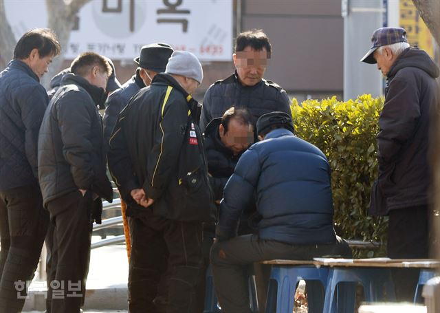 3일 오후 서울 종로구 종묘공원 근처에서 대부분 마스크를 착용하지 않은 채 어르신들이 바둑 두는 모습을 지켜보고 있다. 홍인기 기자