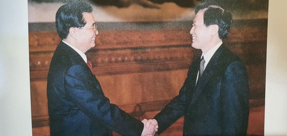 2003년 3월 26일 당시 김하중 주중대사가 후진타오 중국 국가주석을 만나 취임을 축하했다.[국립외교원]