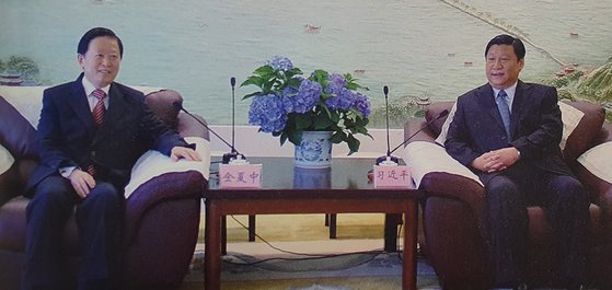 2005년 6월 18일 당시 김하중 주중대사가 시진핑 저장성 당서기를 만나 환담하고 있다. [국립외교원]