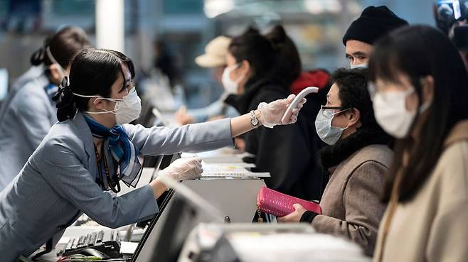 도쿄 하네다 공항서 온도 점검 받는 승객들